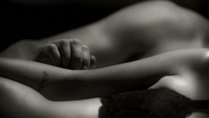 couple-sensuel-toucher